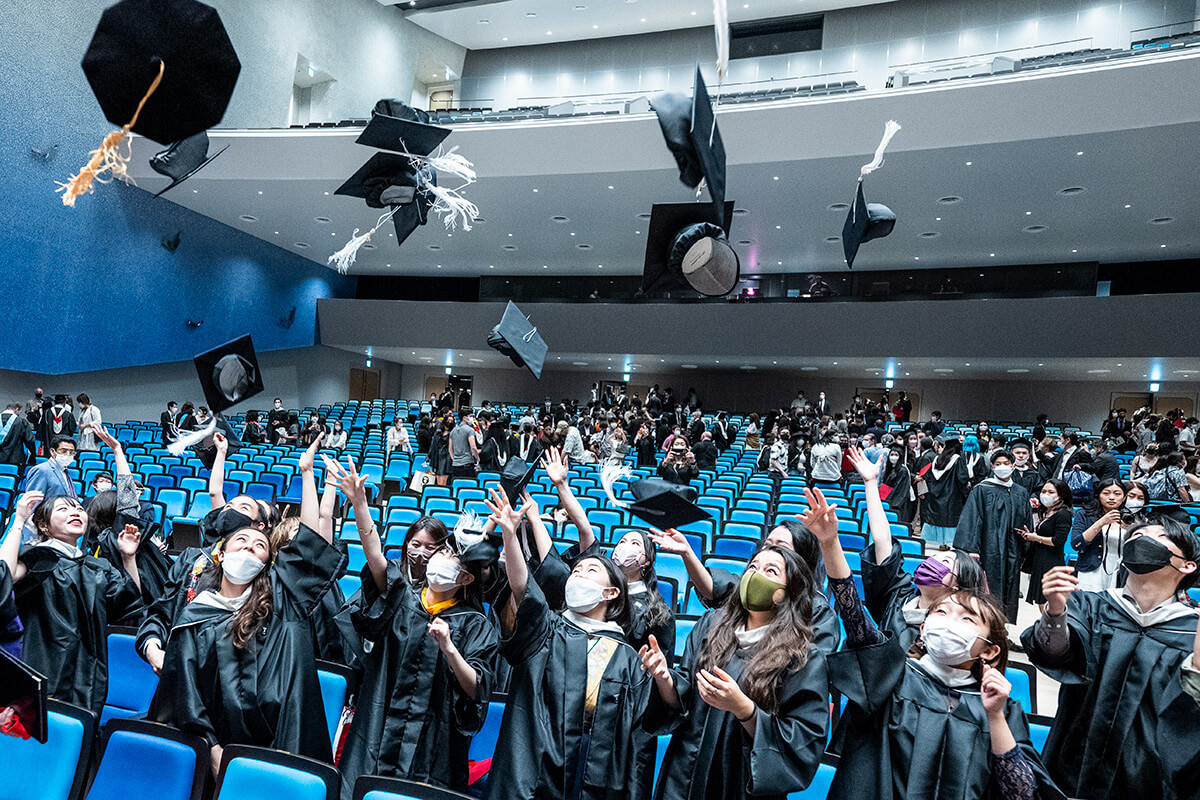 2022 Graduates throwing caps