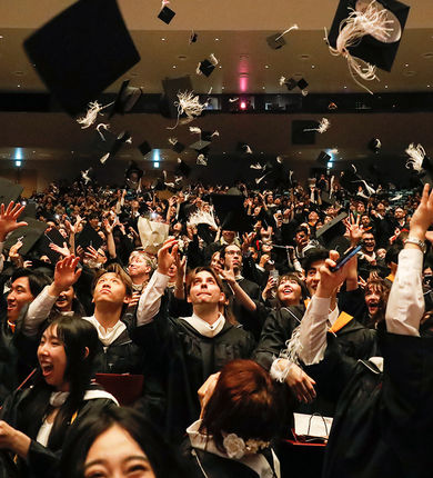 TUJ 2023年度卒業式、キャップを投げる卒業生達