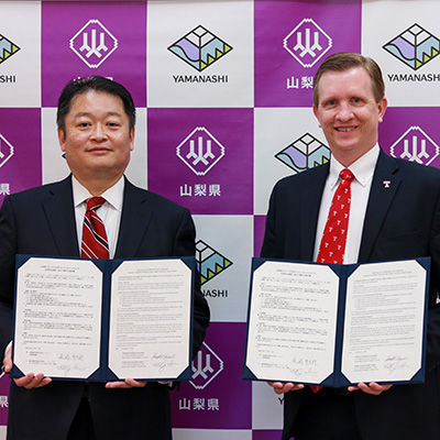 長崎幸太郎山梨県知事（左）、マシュー・ウィルソンTUJ学長が東京の都道府県会館で協定を締結。