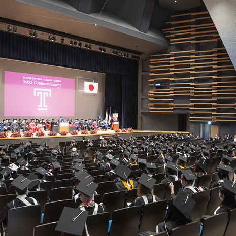 5月20日2022年度TUJ卒業式が挙行された　写真撮影：小林伸行（2004年学部課程卒業）、宮本学
