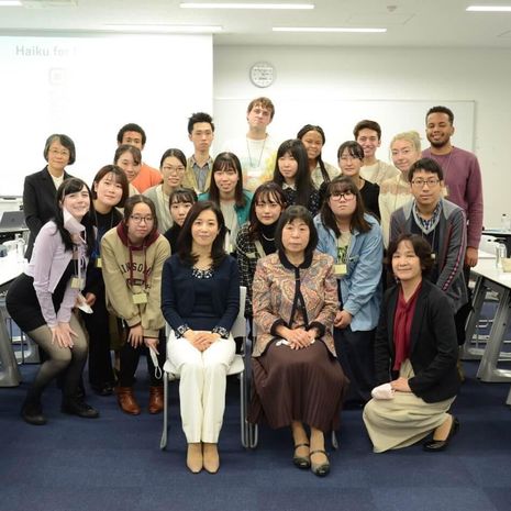 俳句イベント終了後、TUJと昭和女子大学の学生・教員が集合写真を撮影