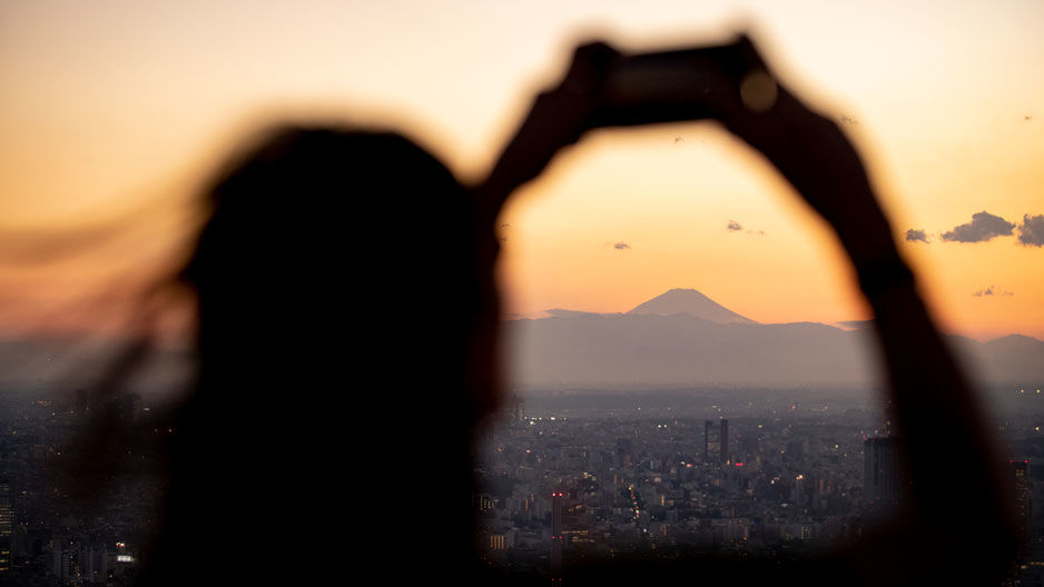 富士山を撮影する登山客