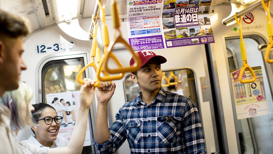 東京の地下鉄に乗車しているTUJの学生達