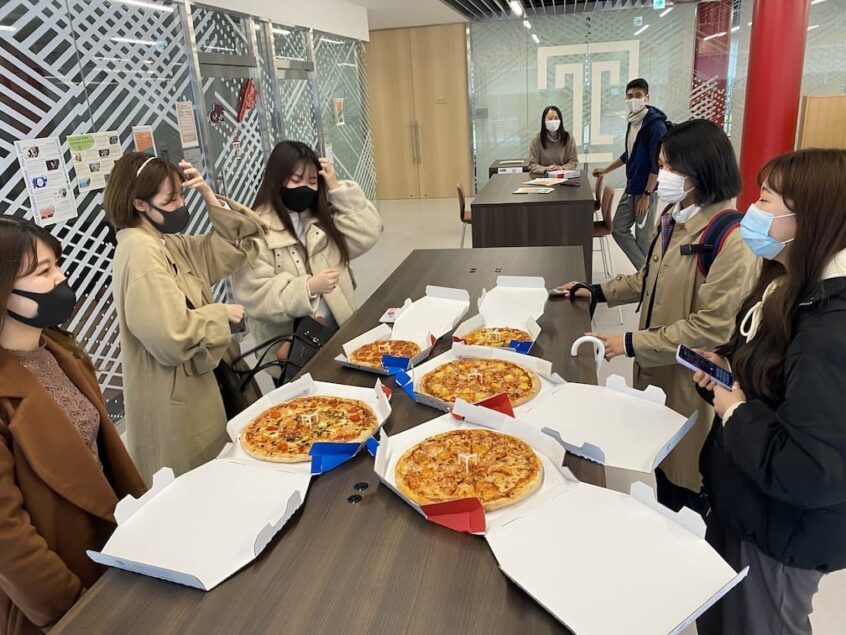 Students from Showa Women’s University came to TUJ for Pizza