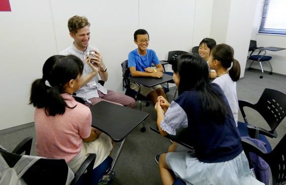 授業を受ける小学5年生と6年生の生徒達