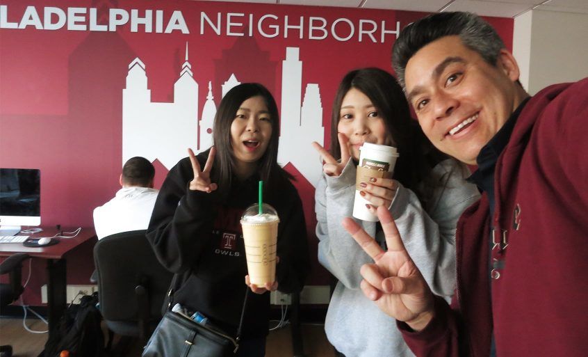 ジョージといとこ。テンプル大学本校にあるPhiladelphiaNeighborhoods.comのニュースルームにて
