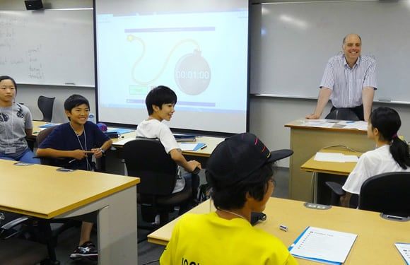 授業を受ける中学1年生の生徒達
