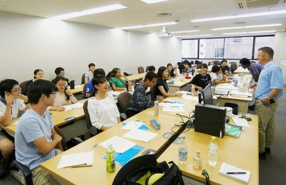 授業を受ける中学2、3年生達