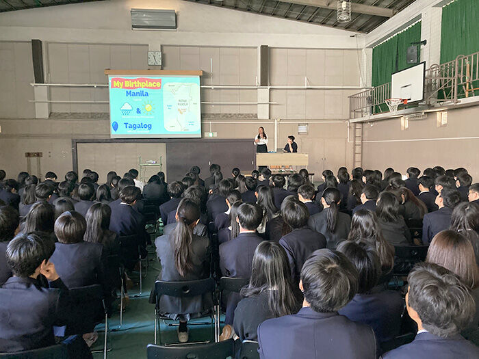 港区の高校で開催される国際交流イベントの様子