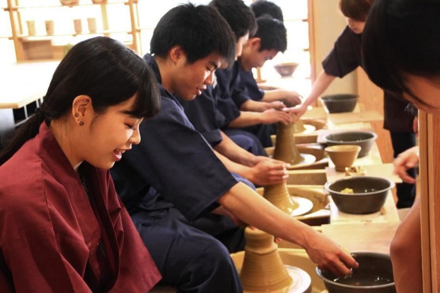 Some students practice Japanese pottery in the picture