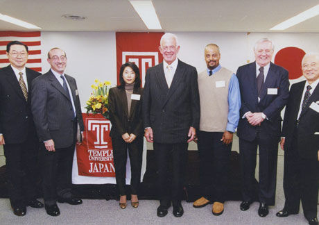 1998年、キャンパスを訪れたフォーリー前駐日米国大使を迎えるジョスリン元学長（左から2人目）