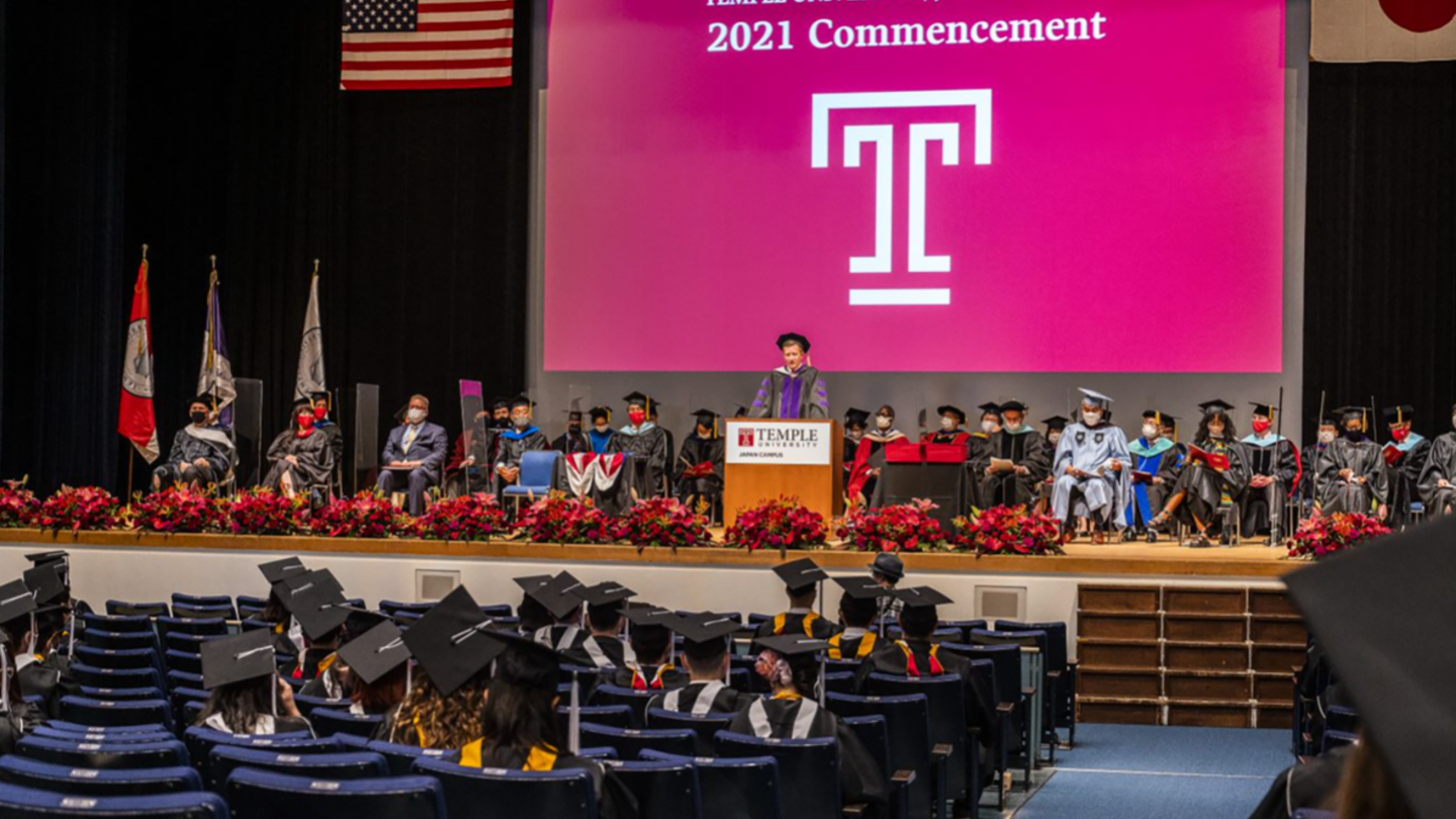 Tujが対面形式の卒業式を挙行 コロナ禍を乗り越え 世界にはばたく卒業生たち テンプル大学ジャパンキャンパス Temple University Temple University Japan Campus Tujが対面形式の卒業式を挙行 コロナ禍を乗り越え 世界にはばたく卒業生たち テンプル大学ジャパンキャンパス Temple University Temple University Japan Campus