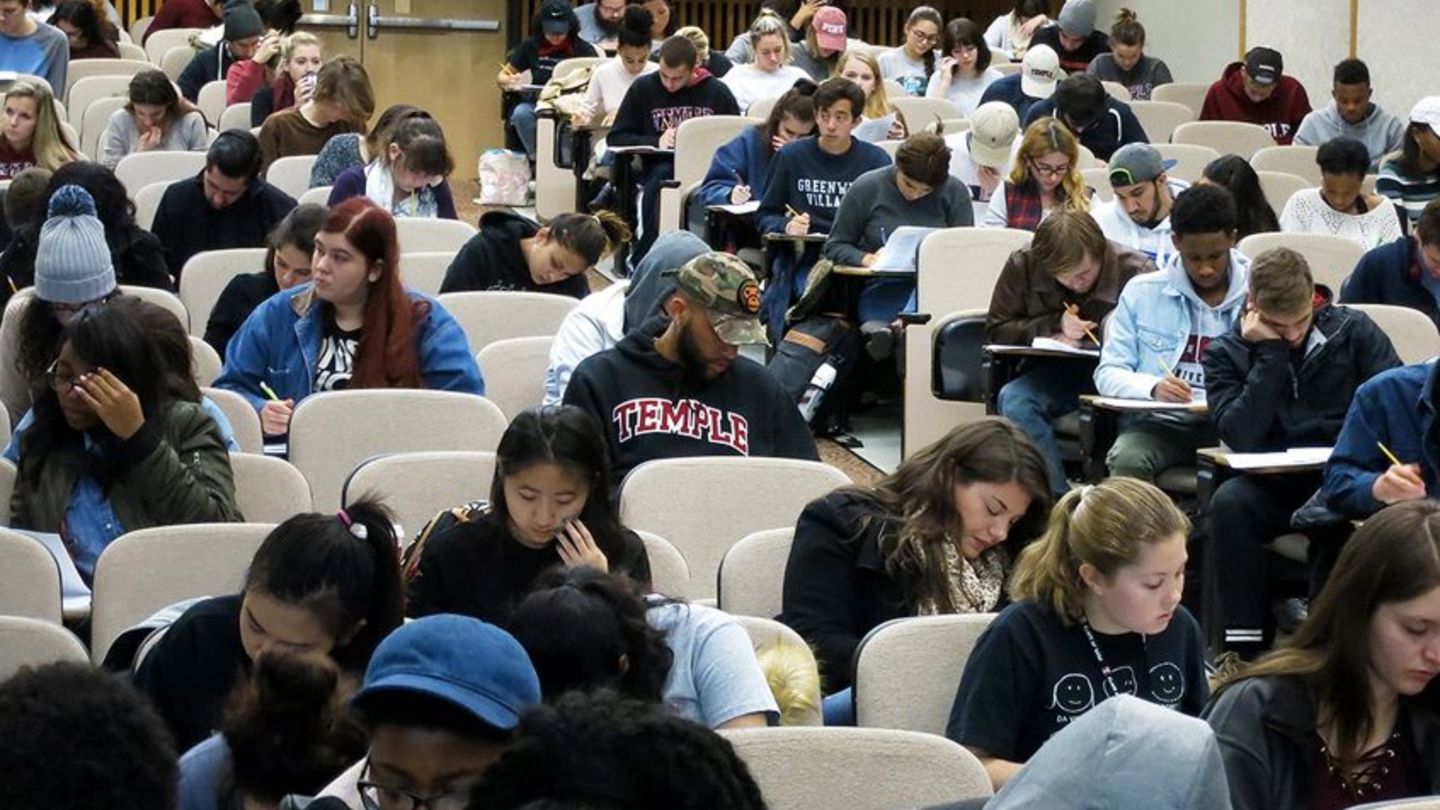 授業を受けるテンプル大学の学生達