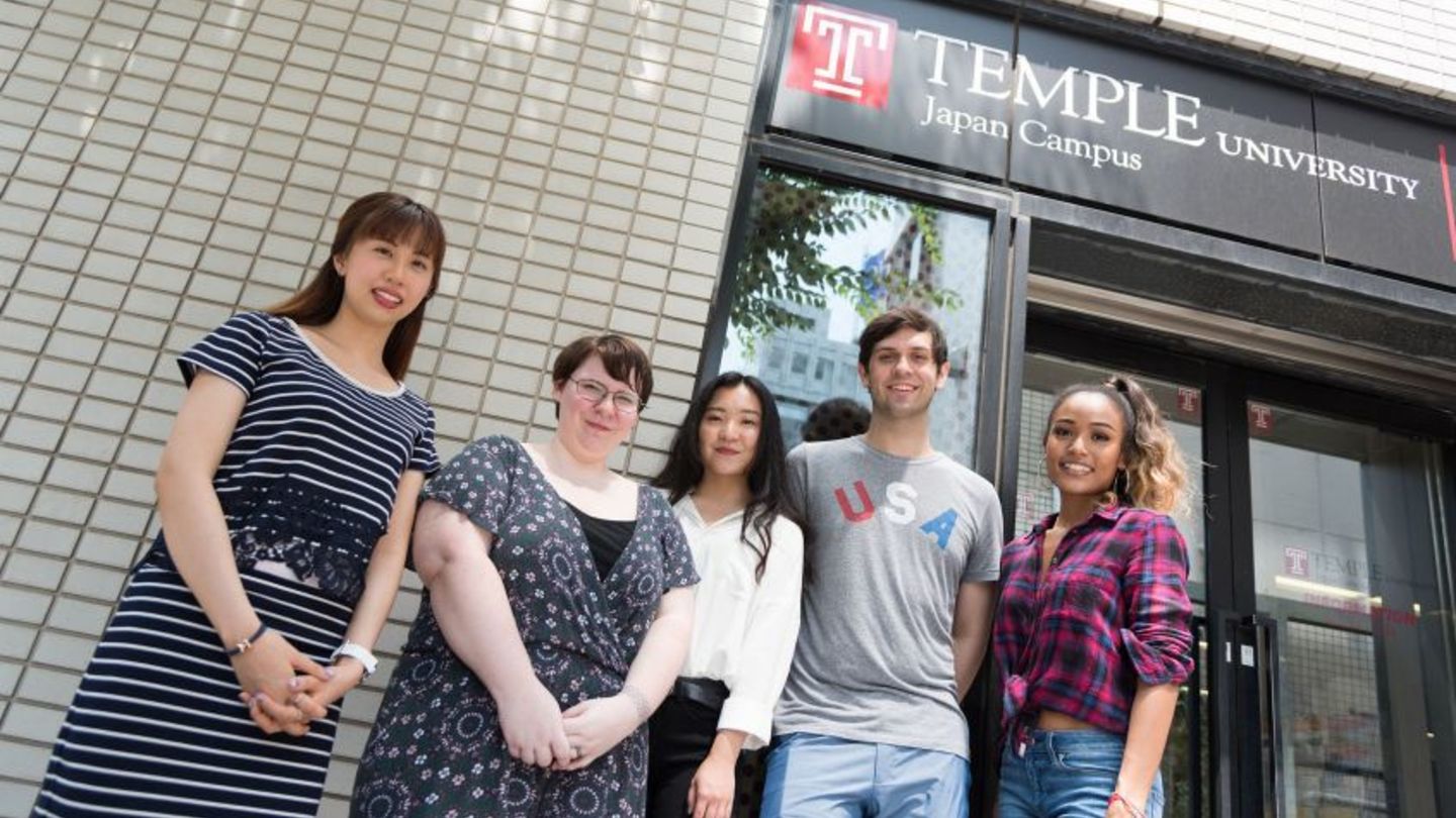 Students standing in front of Temple University Japan Campus