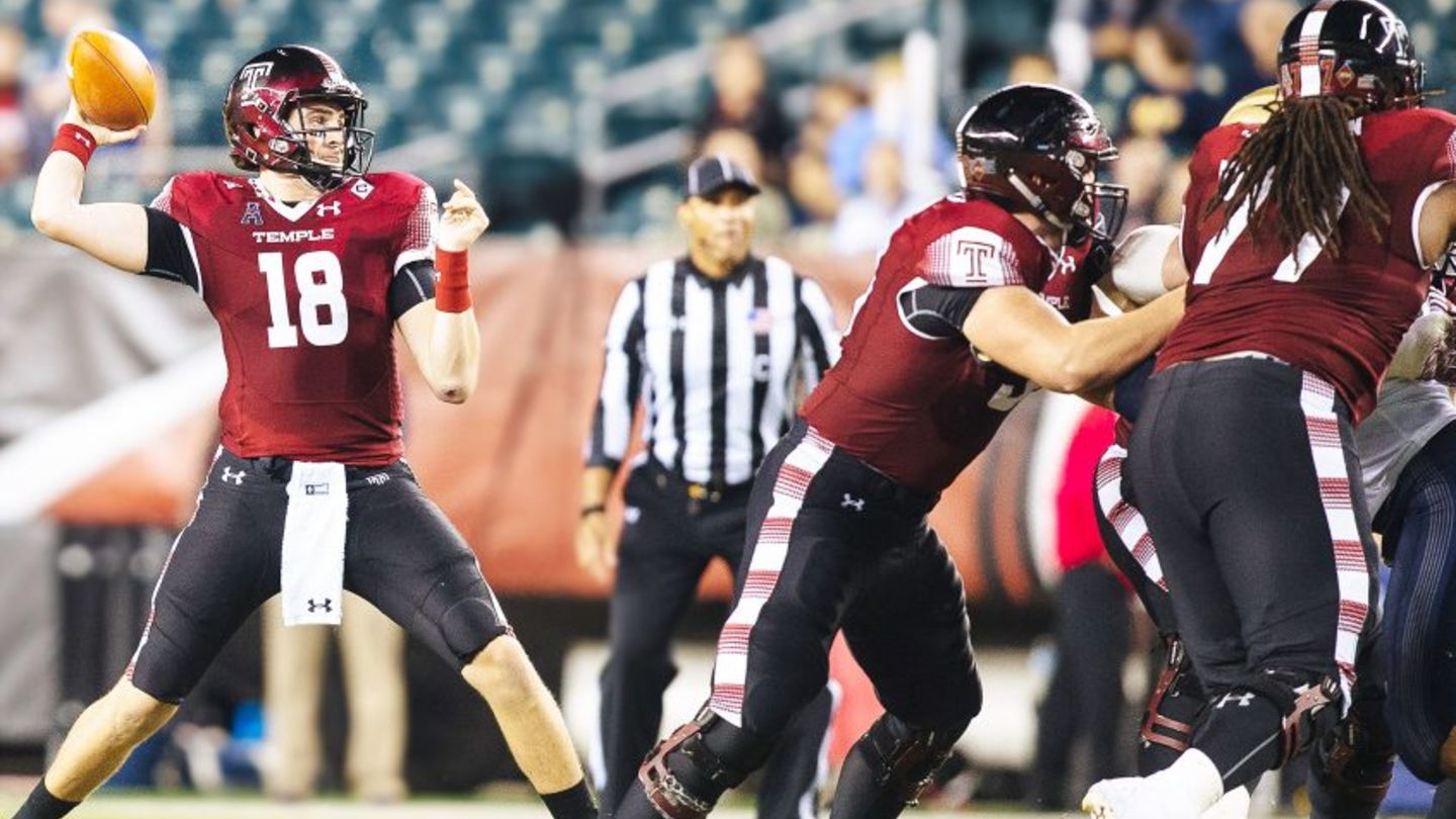 Temple’s American football team “Temple Owls” during the match.
