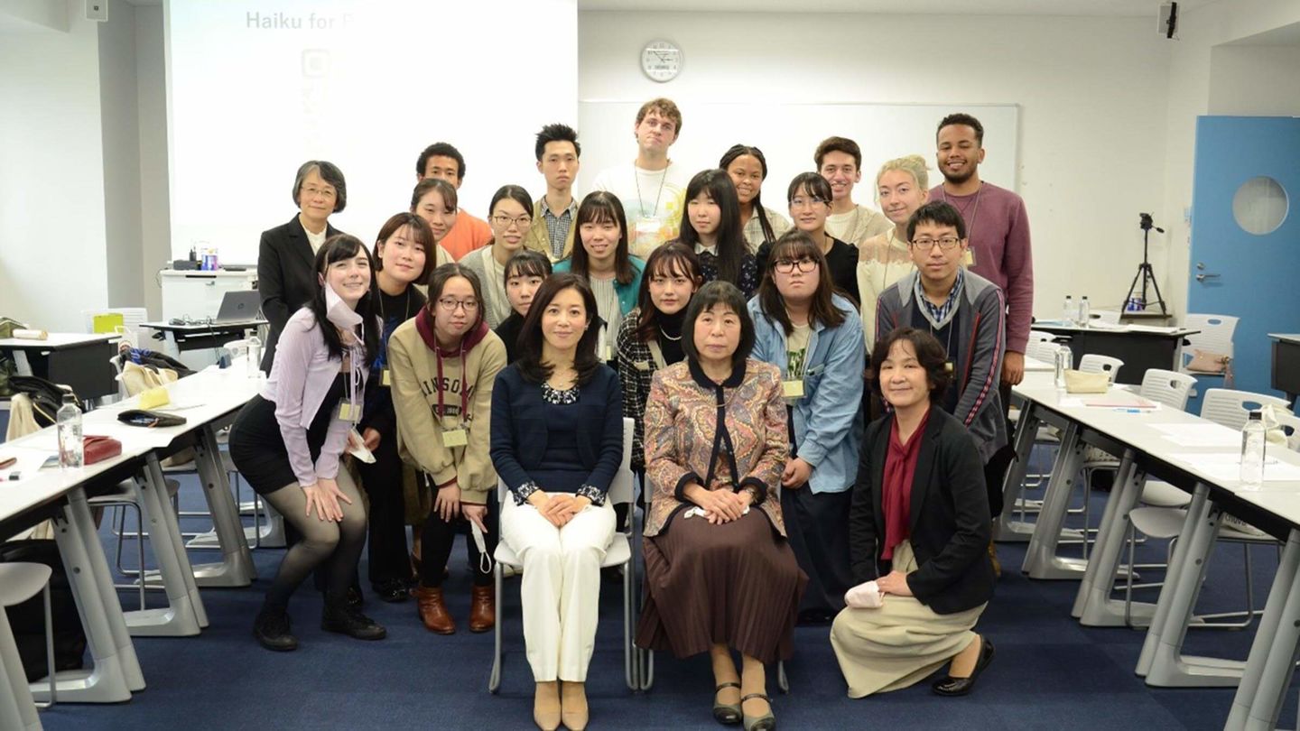 俳句イベント終了後、TUJと昭和女子大学の学生・教員が集合写真を撮影