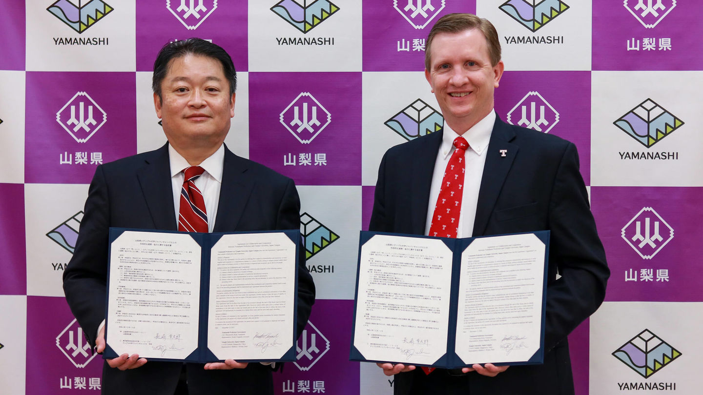 Yamanashi Governor Nagasaki (left) and TUJ Dean Wilson sign the cooperation agreement in Tokyo.