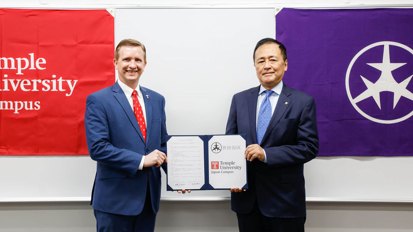 TUJ Dean Matthew Wilson (left) and Setagaya City Mayor Nobuto Hosaka clinch collaborative agreement at the TUJ campus.